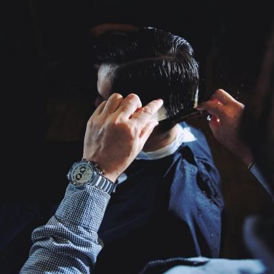 Corte masculino em andamento na Barbearia Lumberjack, Centro de Uberlândia
