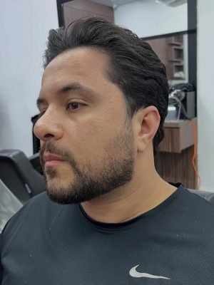 Barbeiro finalizando corte na Barbearia Lumberjack, Uberlândia