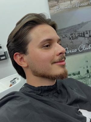 Cliente com corte social e barba alinhada na Barbearia Lumberjack