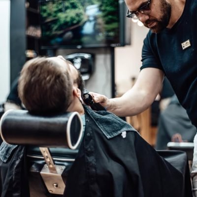 Corte masculino com máquina na Barbearia Lumberjack, Centro de Uberlândia